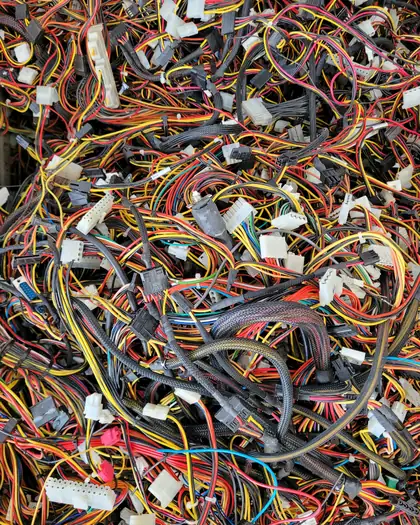 Cableado en desuso listo para clasificación en planta